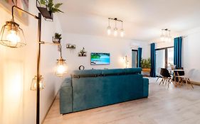 Summer Quantum Valentine'S Apartment